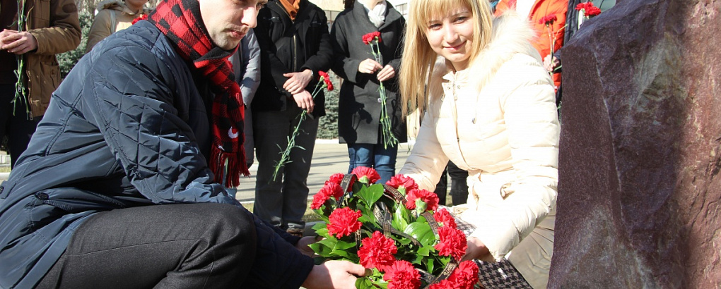 Торжественное возложение цветов к мемориальному комплексу