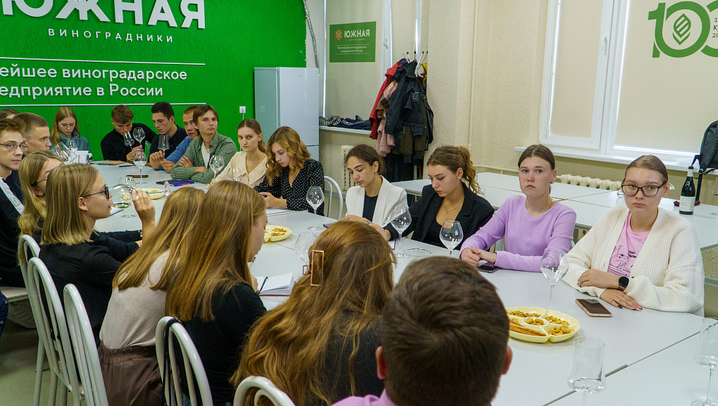 Студенты Кубанского ГАУ познакомились с новыми трендовыми технологиями виноделия
