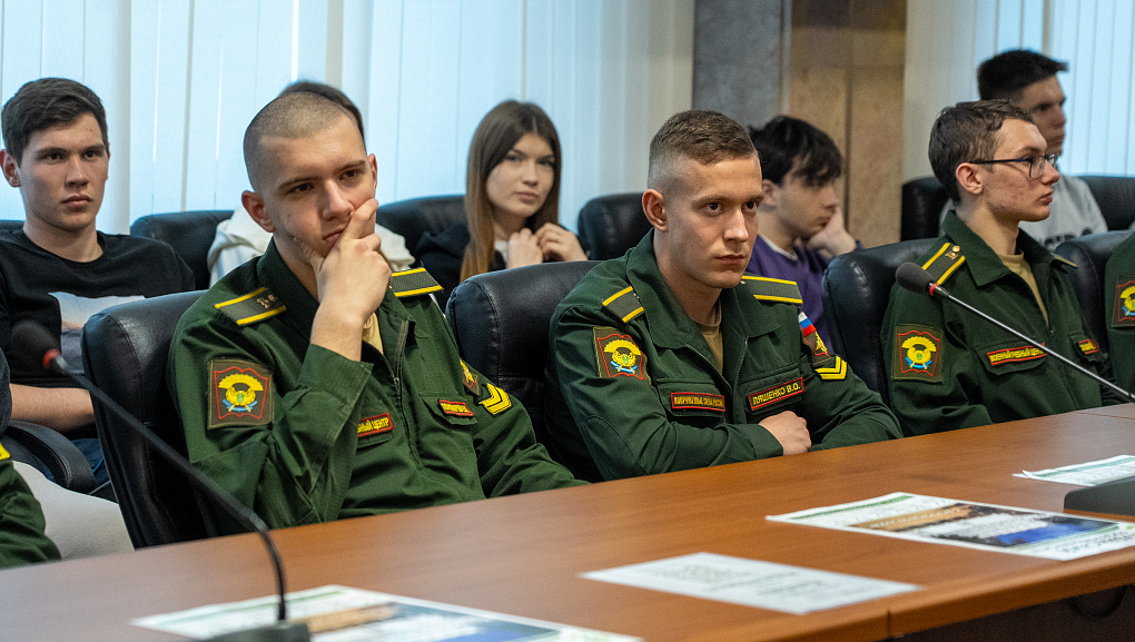 Студенты встретились с кавалером ордена Мужества Сергеем Крившенко
