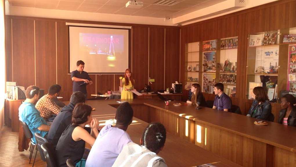 Volunteers and international students are one friendly company!