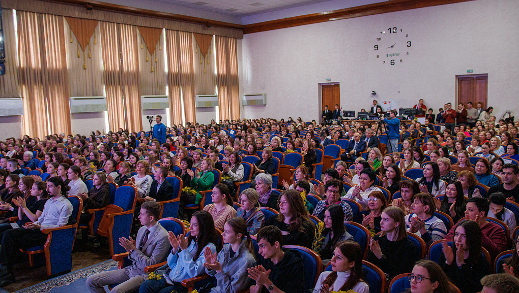 В КубГАУ поздравили женщин с Международным женским днём