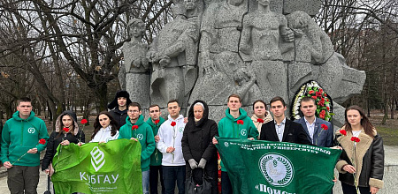 Торжественное возложение цветов к памятнику жертвам фашистского террора