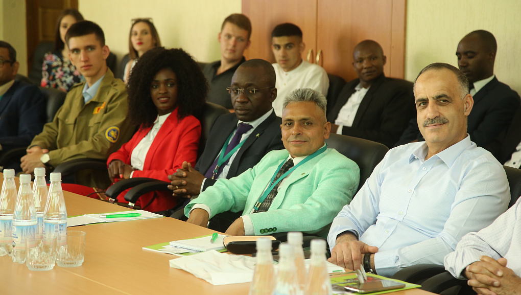 Приветствуем весь мир! 