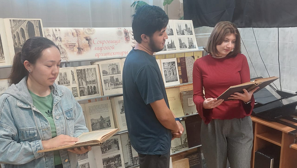 Книжная выставка «Сокровища мировой архитектуры»