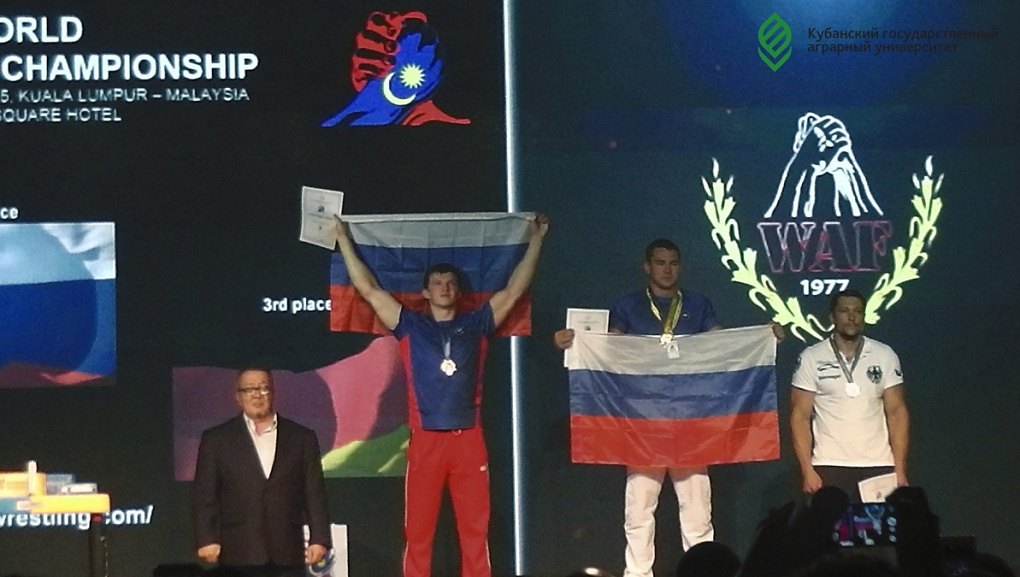 На пьедестале чемпионата мира по армрестлингу наш студент