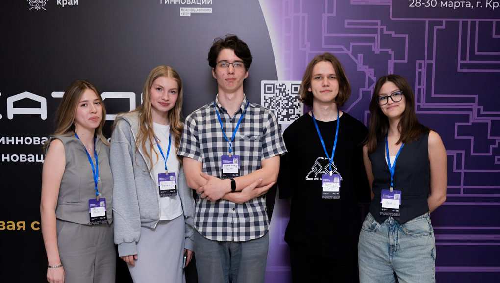Студенты факультета прикладной информатики на хакатоне по разработке инновационных решений