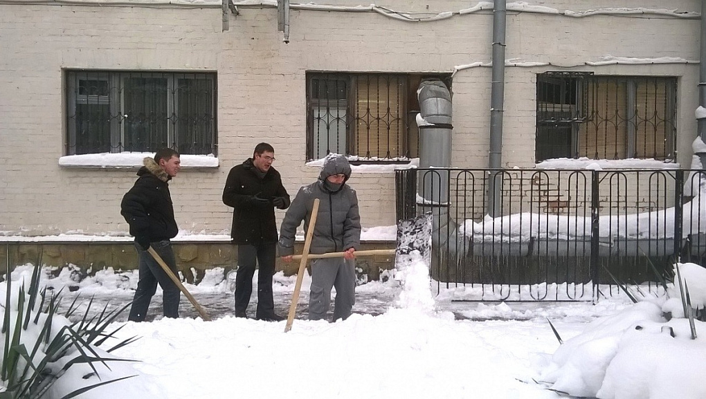 Декан и студенты чистят территорию от снега