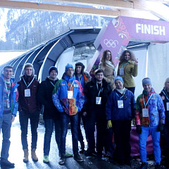 Volunteers at the World Cup bobsled: Captures the spirit!