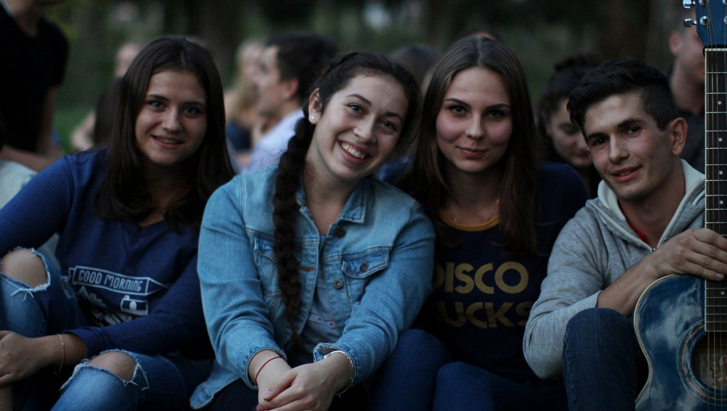Легко на сердце от песни веселой