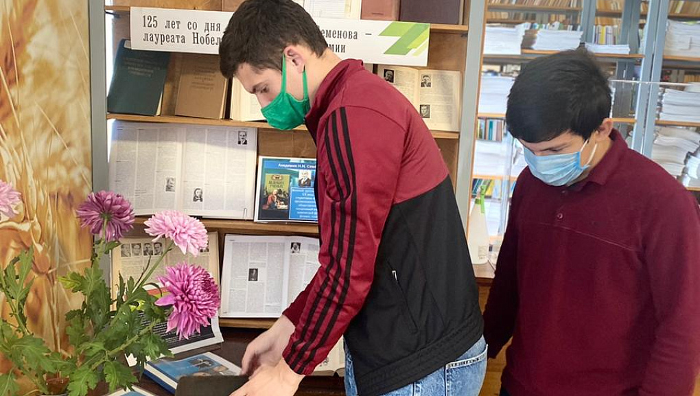 Оформлена книжная выставка «Основатели физической химии»