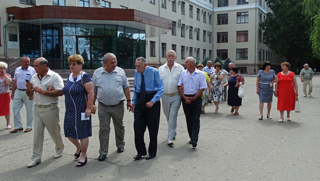 Студенческая юность наша притягивает как магнит