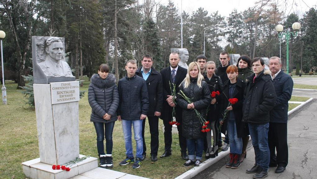 Дань памяти герою