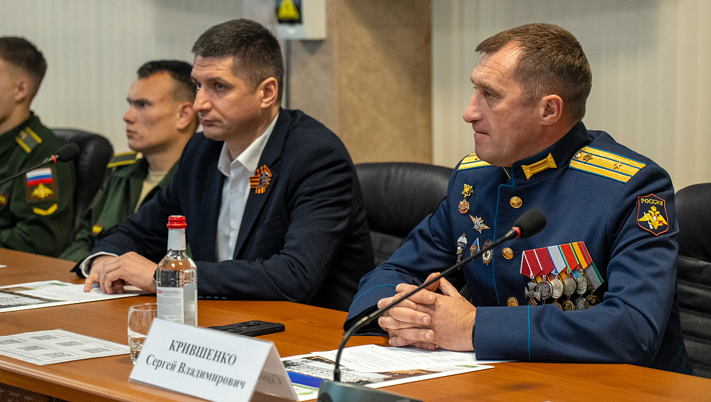 Студенты встретились с кавалером ордена Мужества Сергеем Крившенко