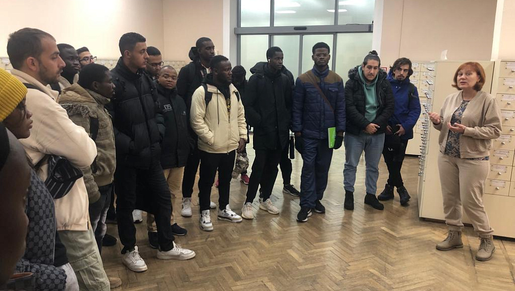 Книжная выставка «Русский язык как иностранный»