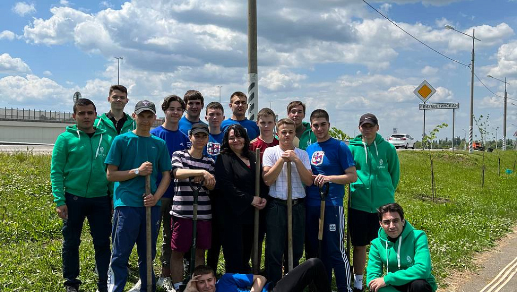 Студенты КубГАУ высадили аллею Памяти Героев в станице Елизаветинской