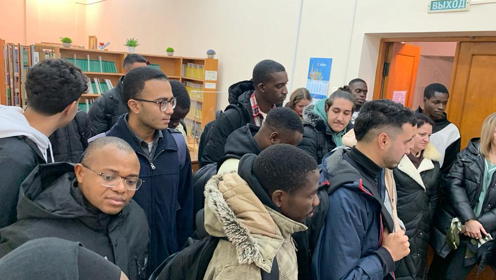 Книжная выставка «Русский язык как иностранный»