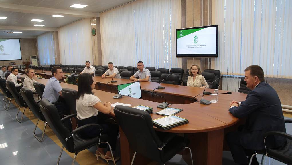 За заслуги в науке и общественной работе