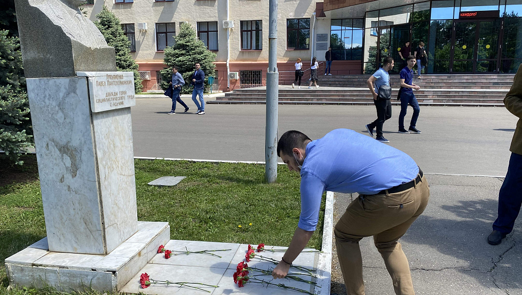 Памяти именитого выпускника