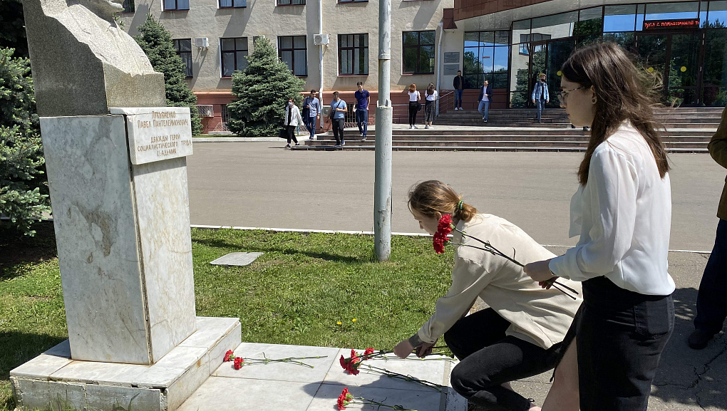 Памяти именитого выпускника