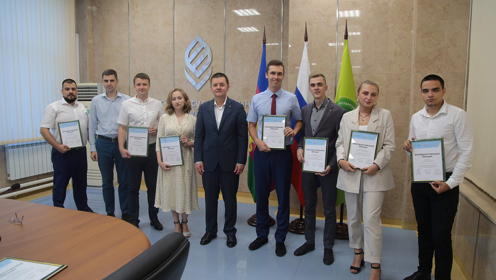 За заслуги в науке и общественной работе