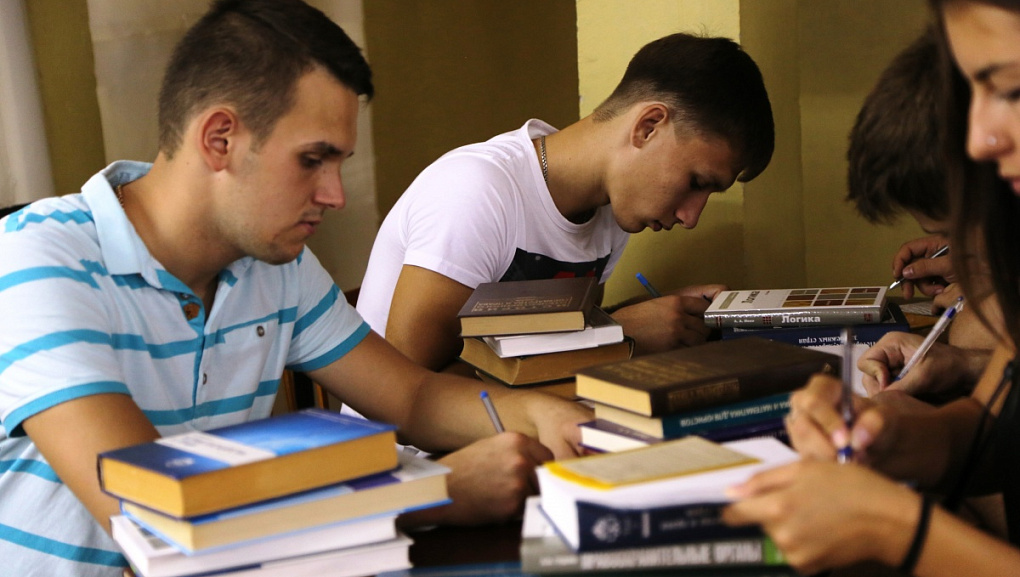 Второкурсники и магистранты – за учебной литературой!