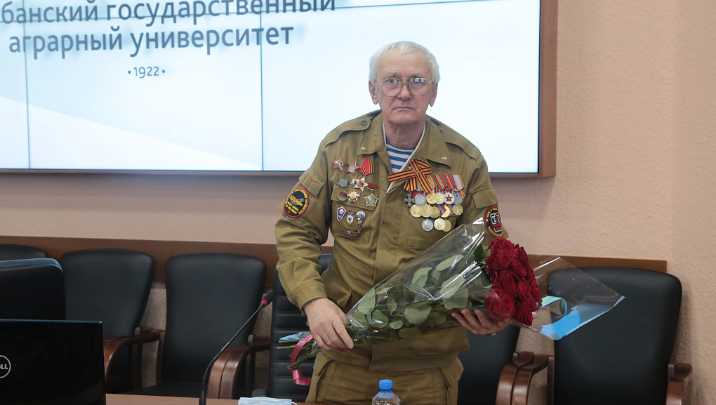 Встреча студентов учетно-финансового факультета с воинами-интернационалистами 