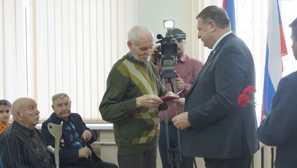 Поздравили ветеранов с заслуженными медалями
