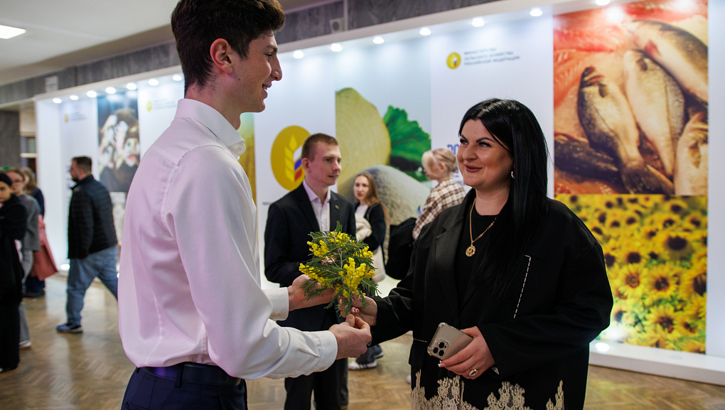 В КубГАУ поздравили женщин с Международным женским днём