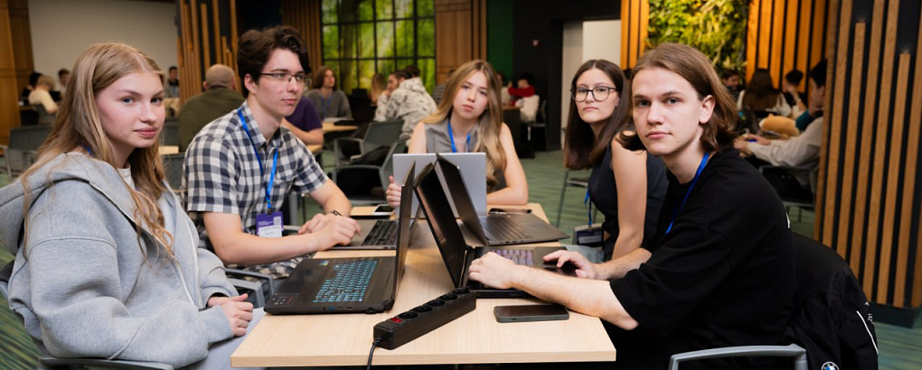 Студенты факультета прикладной информатики на хакатоне по разработке инновационных решений