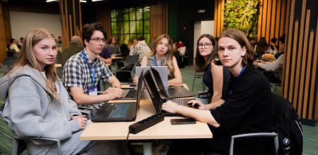 Студенты факультета прикладной информатики на хакатоне по разработке инновационных решений